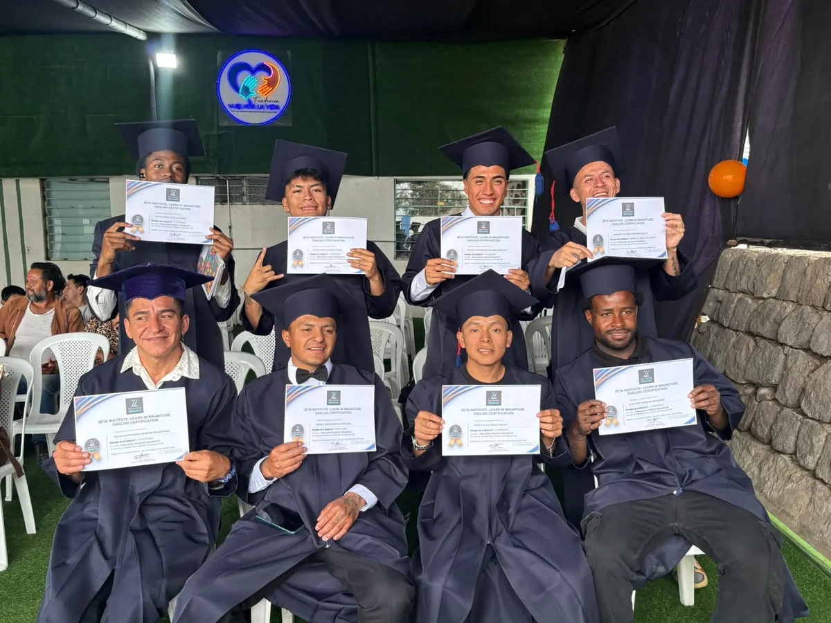 Residentes graduados mostrando sus certificados